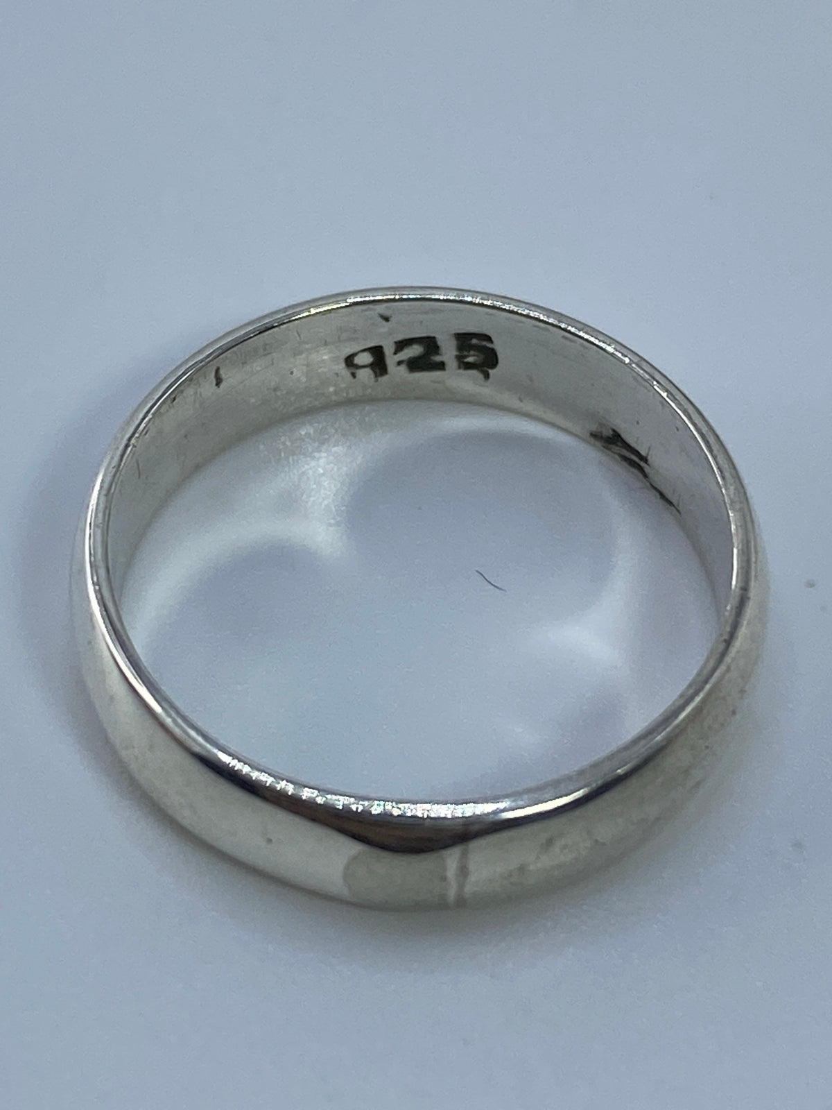 Anillo pesado en balanza mostrando 2.41 gramos