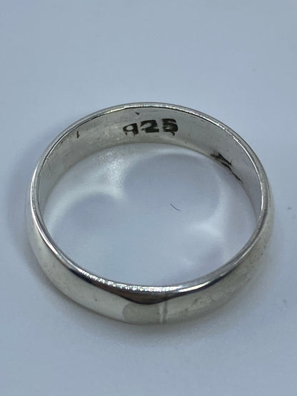 Anillo pesado en balanza mostrando 2.41 gramos