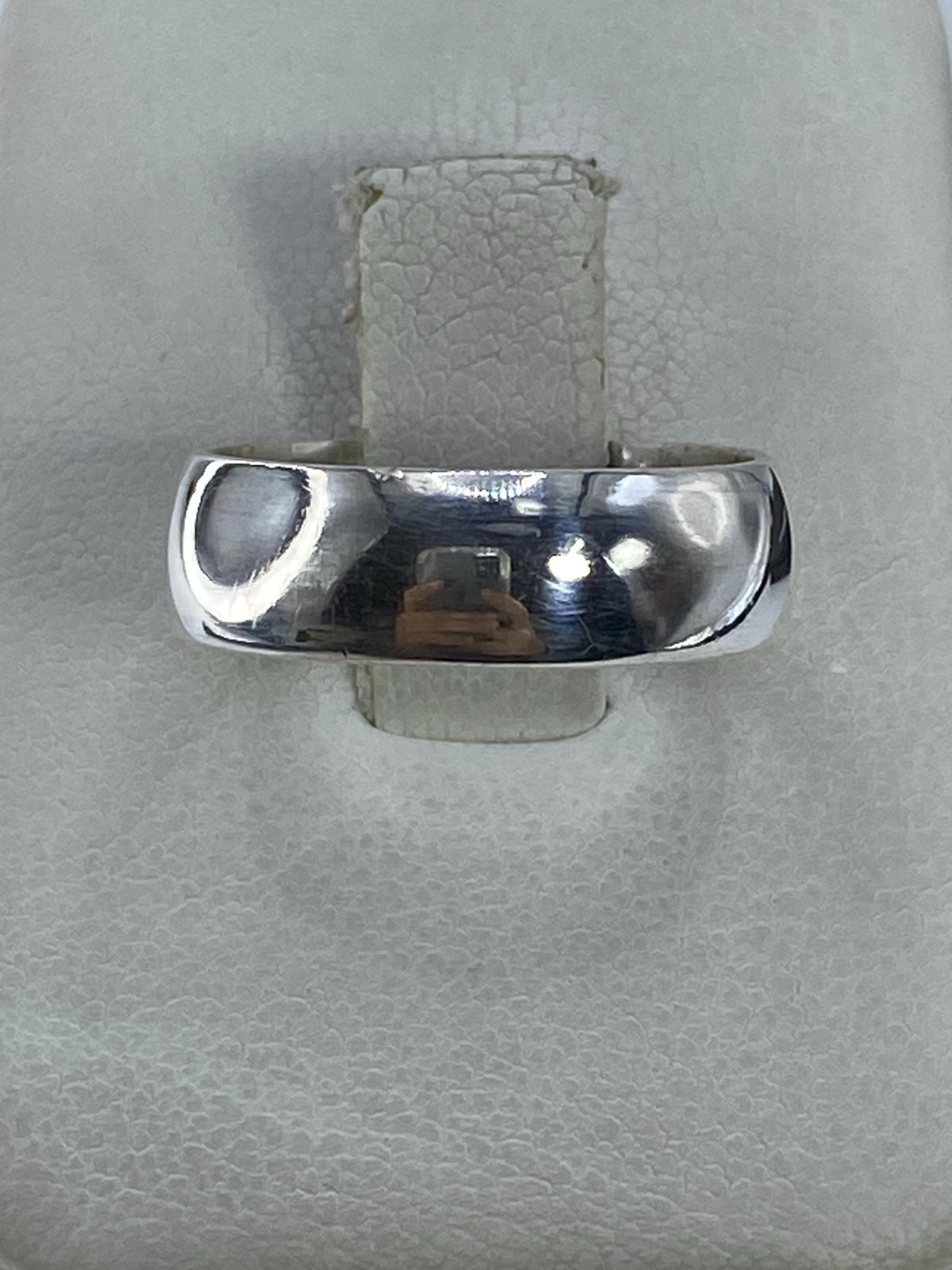 Anillo de plata 925 liso pulido a espejo en dedo de mujer