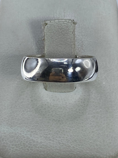 Anillo de plata 925 liso pulido a espejo en dedo de mujer
