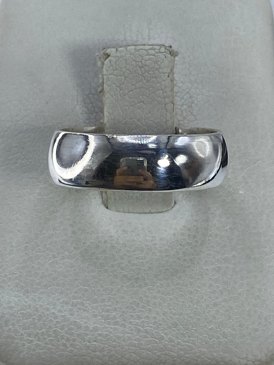Anillo de plata 925 liso pulido a espejo en dedo de mujer