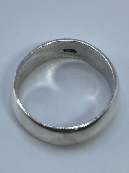 Anillo de plata sobre fondo blanco mostrando el peso y la calidad del material