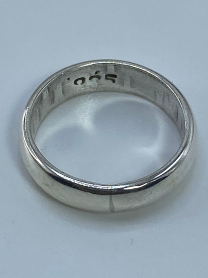 Anillo sobre fondo blanco mostrando el grabado del Quinto 925 en el interior