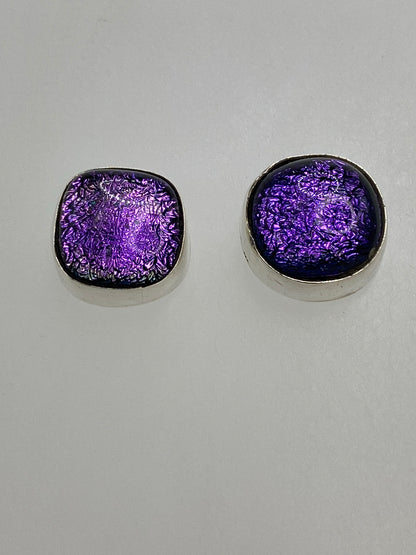 Aretes de plata con piedra morada brilla a la luz, vista detallada de engaste