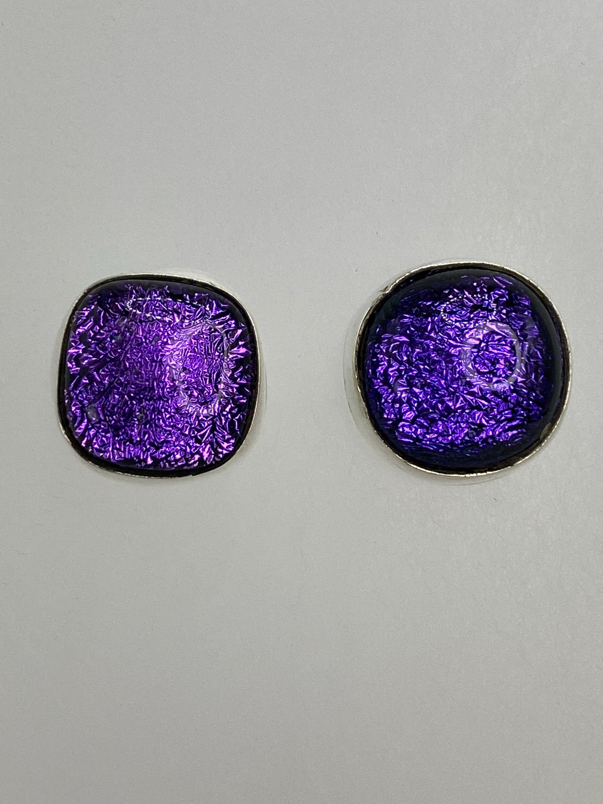 Aretes de Taxco sobre cuadrícula de medición, 1.2 × 1.7 cm