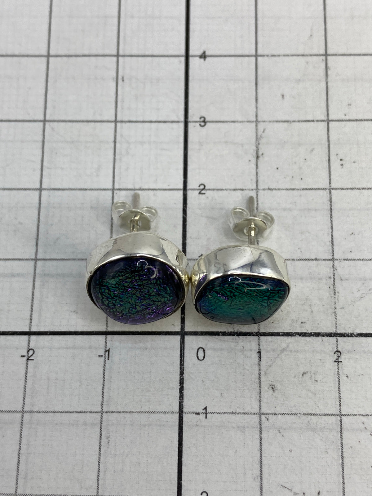 Respaldo de los aretes mostrando el Quinto 925 grabado en plata