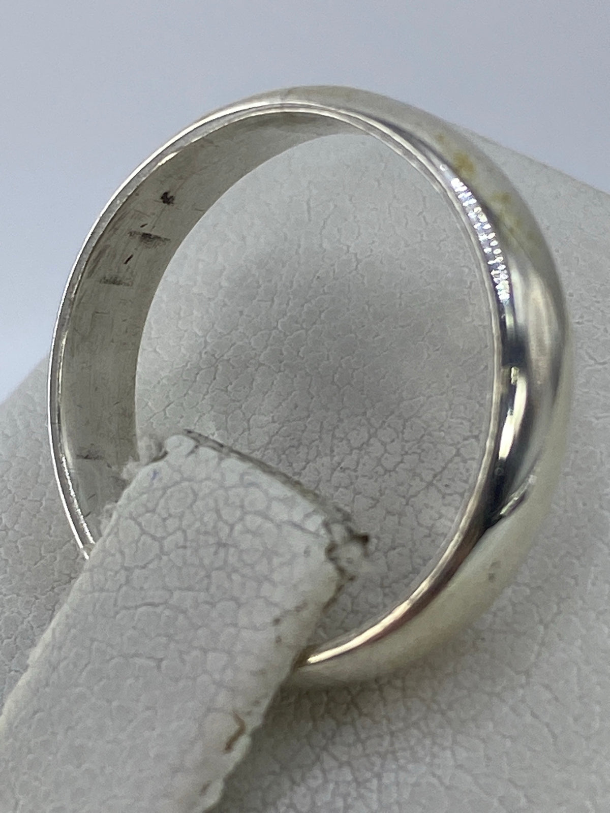 Anillo de plata pura en dedo, demostrando comodidad diaria