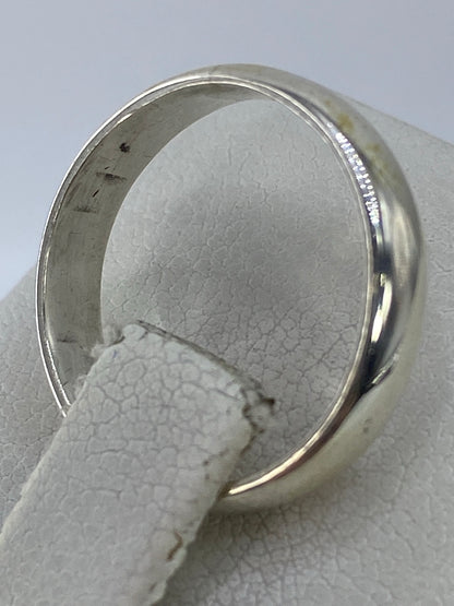 Anillo de plata pura en dedo, demostrando comodidad diaria