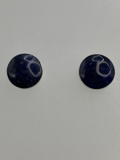 Los dos aretes de lapislázuli lado a lado en una regla de medición, mostrando tamaño real