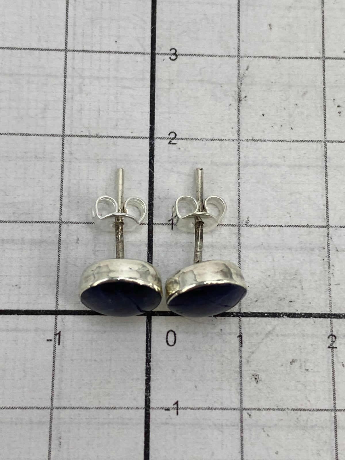 Aretes de plata 950 con lapislázuli en una báscula mostrando peso de 1.62 g