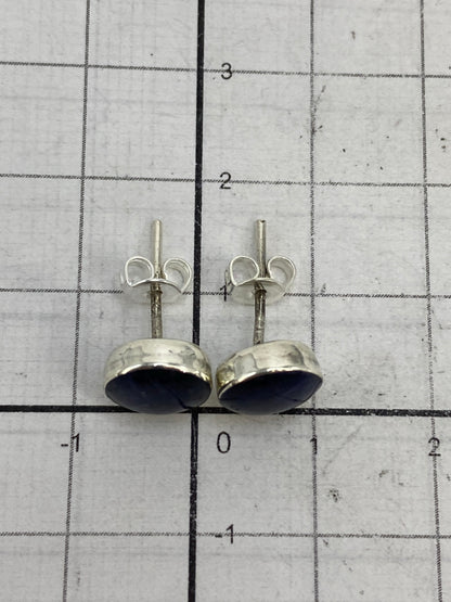Aretes de plata 950 con lapislázuli en una báscula mostrando peso de 1.62 g