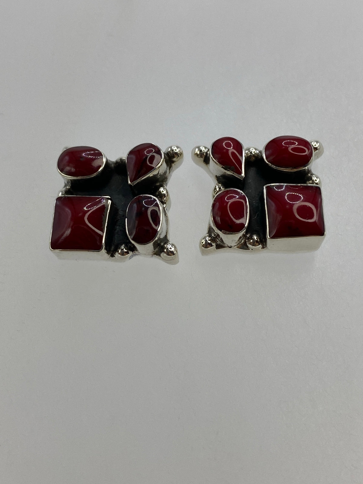 Detalle del engaste de coral rojo en plata 925, vista de cerca