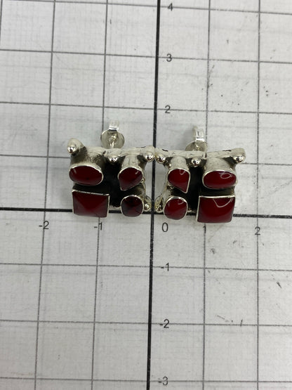 Reverso de los aretes con el Quinto 925 grabado en la plata