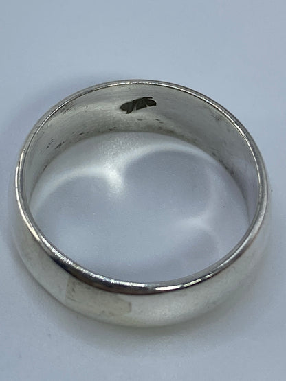 Anillo puesto en dedo, mostrando proporciones y brillo de la plata auténtica