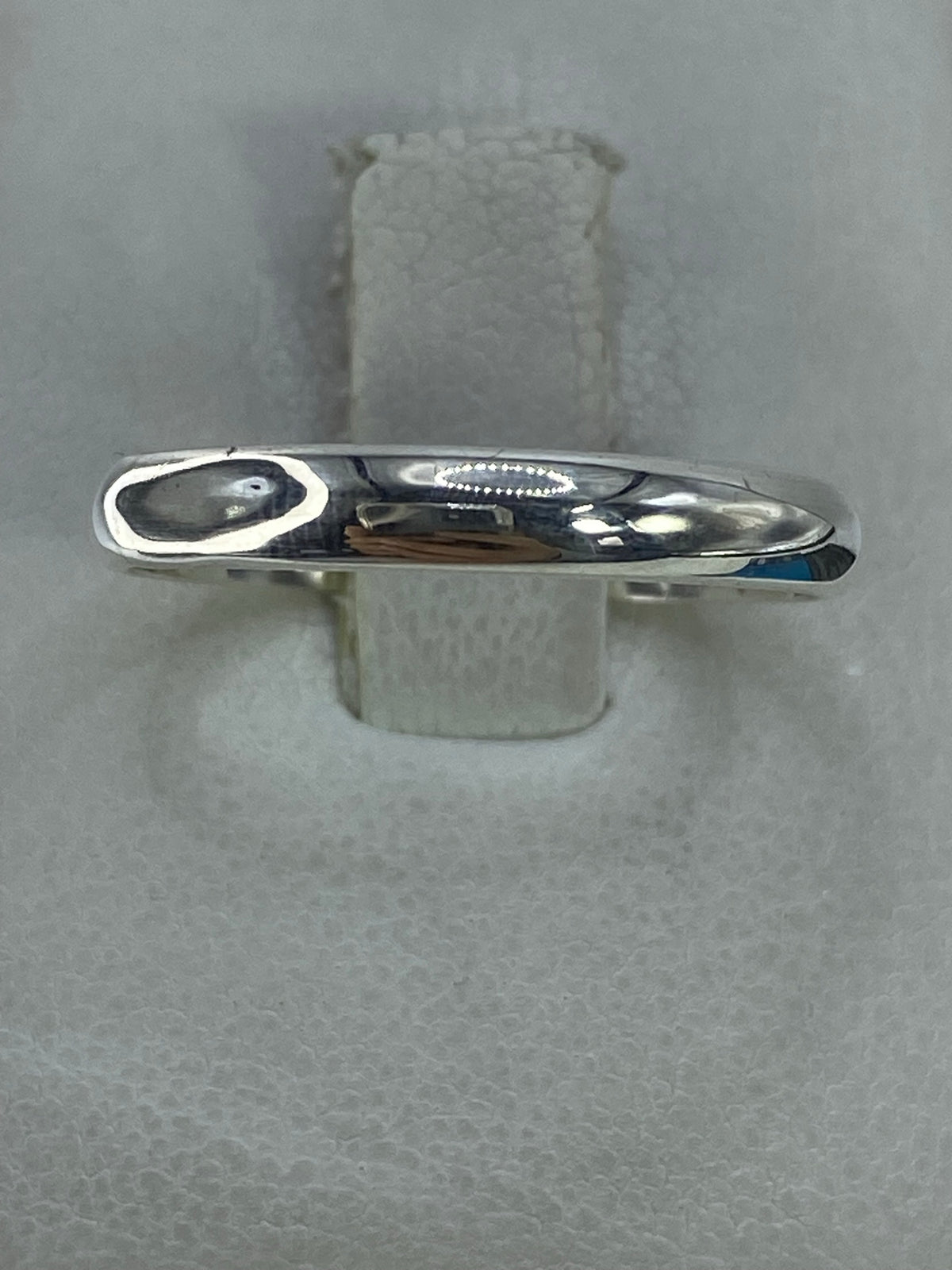 Anillo de plata 925 pulido minimalista, vista superior con brillo de espejo
