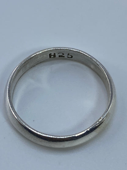 Anillo colocado en dedo con el sello de autenticidad visible
