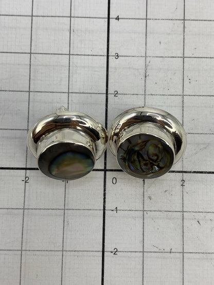 Aretes en la palma de la mano mostrando el tamaño compacto de 2 cm