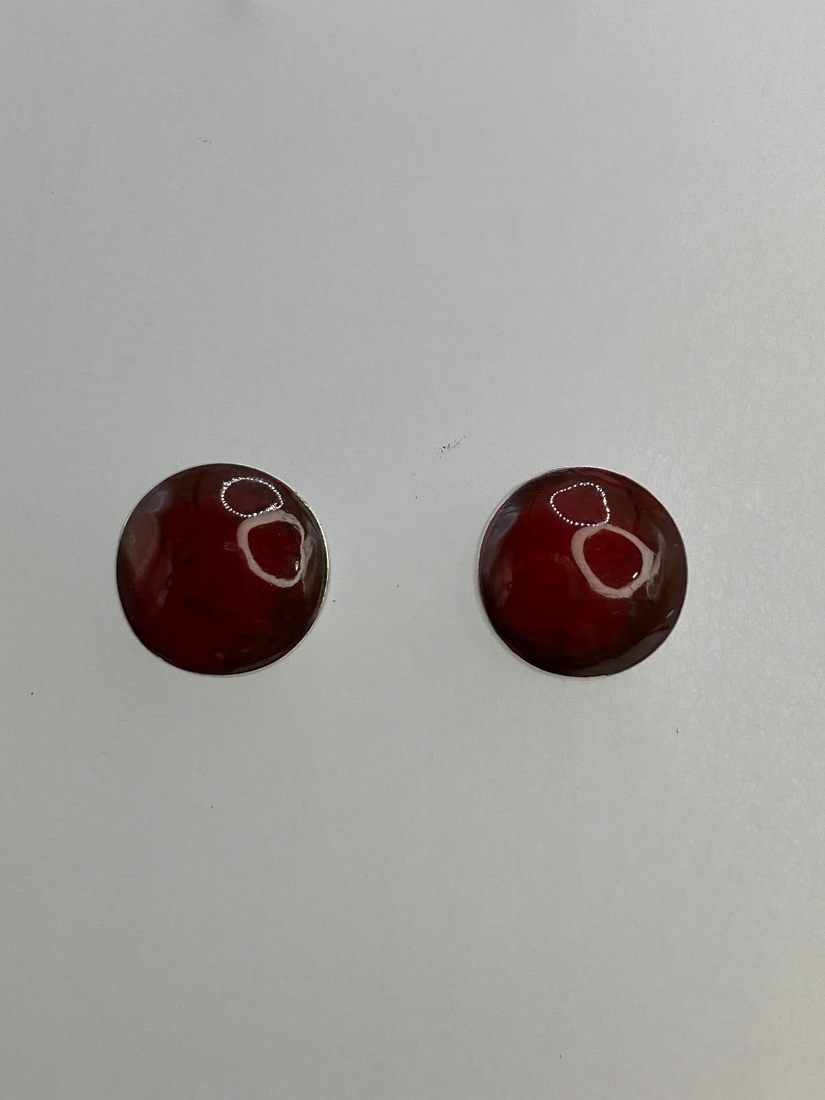 Aretes de plata 950 con coral rojo esférico, colgando de postes de plata