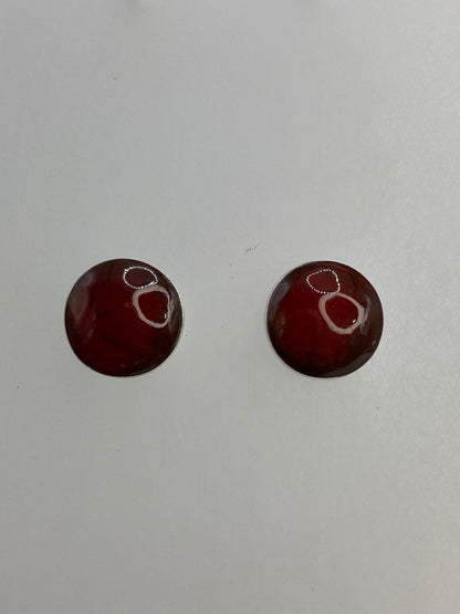 Aretes de plata 950 con coral rojo esférico, colgando de postes de plata