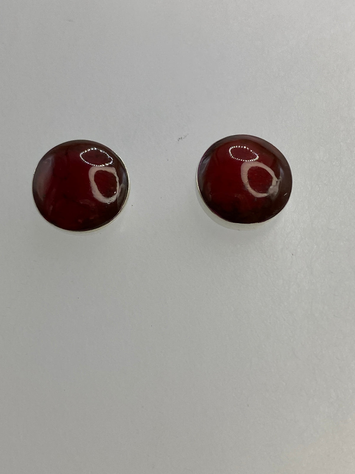 Detalle del engaste a mano del coral rojo en los aretes de Taxco