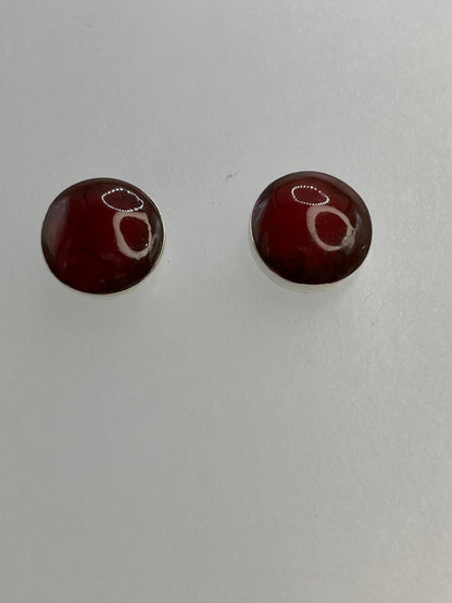 Detalle del engaste a mano del coral rojo en los aretes de Taxco