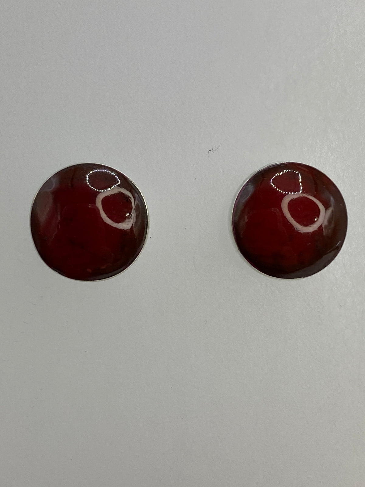 Aretes de coral rojo pulidos en plata pura 950, vista frontal