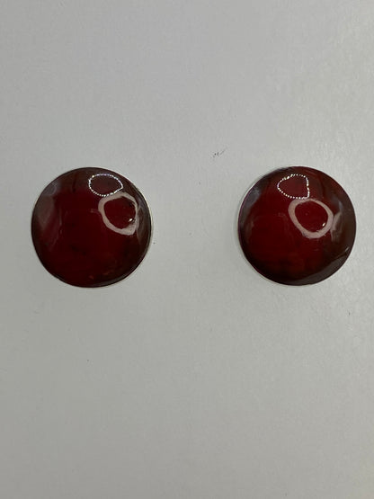 Aretes de coral rojo pulidos en plata pura 950, vista frontal
