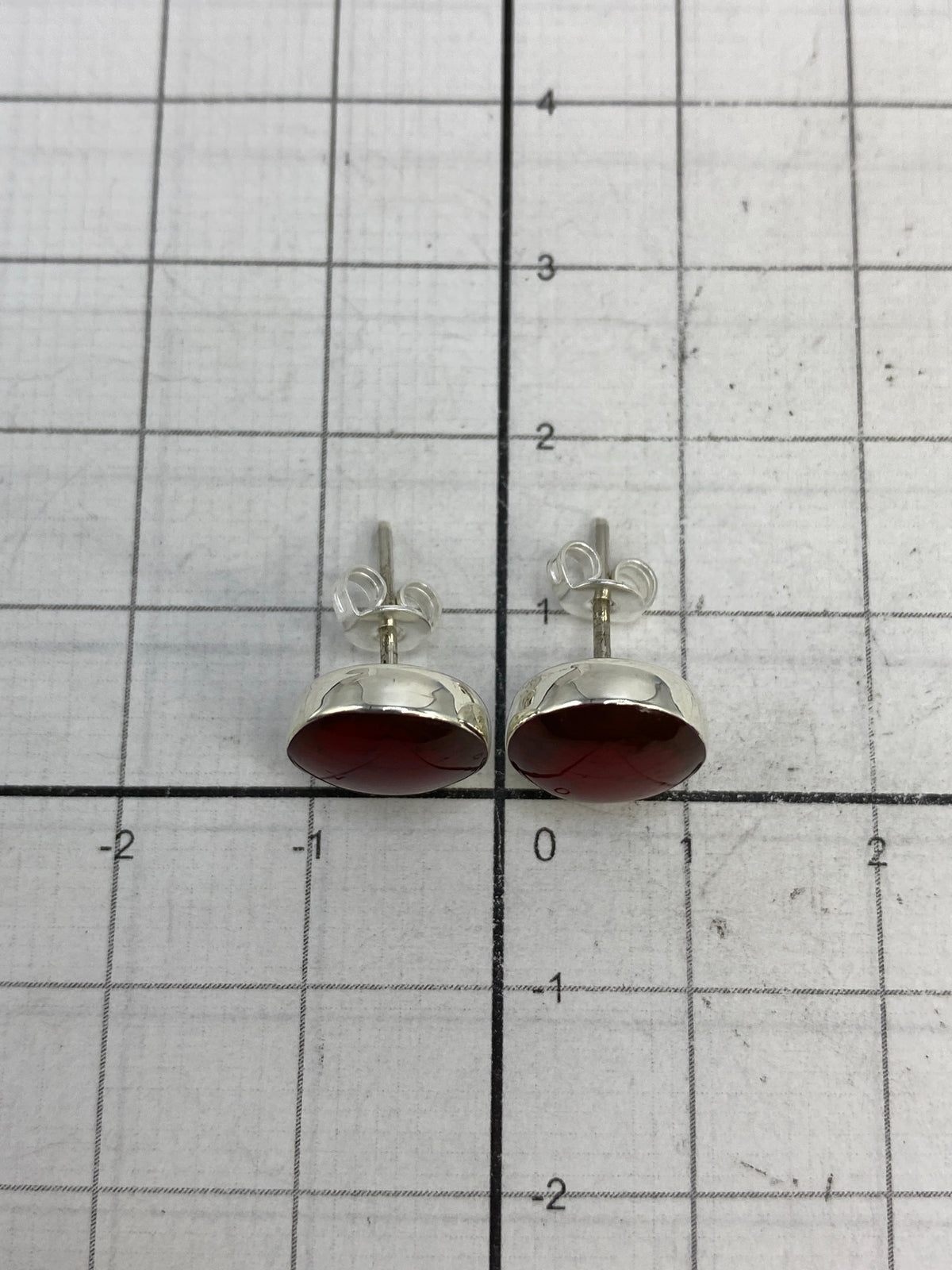Par de aretes con Quinto 950 grabado en la base de plata