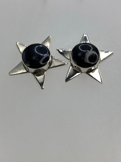 Arete individual de estrella de plata brillante con ónix negro lustrosa