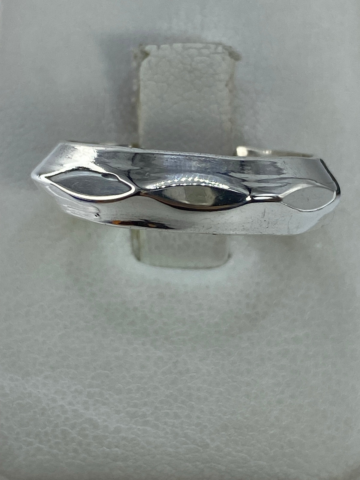 Anillo de plata 925 minimalista con banda ancha pulida en mano