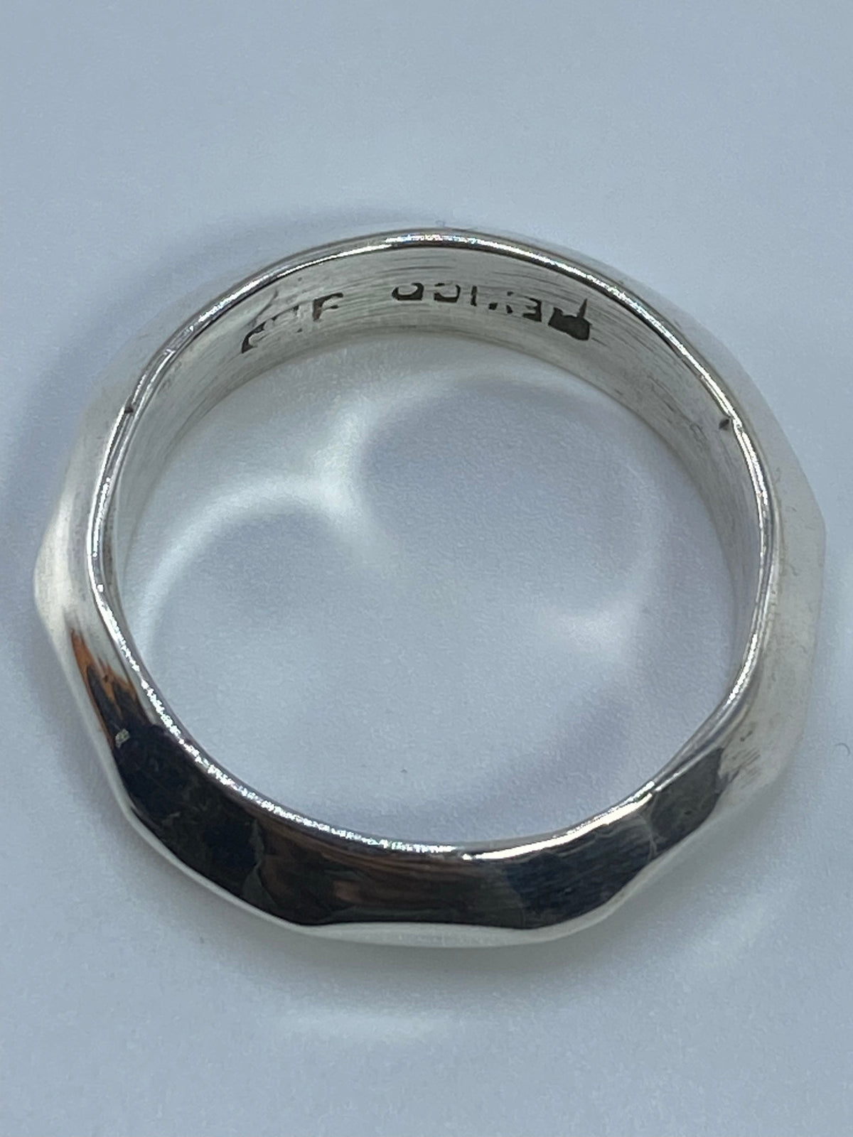 Anillo sobre fondo blanco mostrando el Quinto 925 grabado