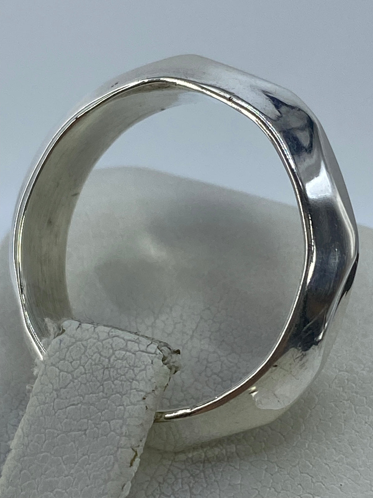 Anillo de plata 925 en la mano, demostrando proporción y peso