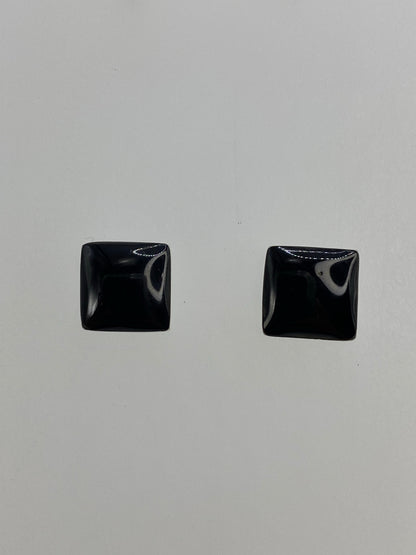 Par de aretes de plata 950 con ónix negro engastado, vista frontal mostrando el diseño minimalista