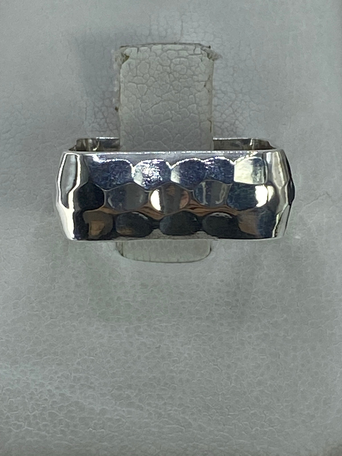 Anillo de plata 925 minimalista pulido en la mano de una persona