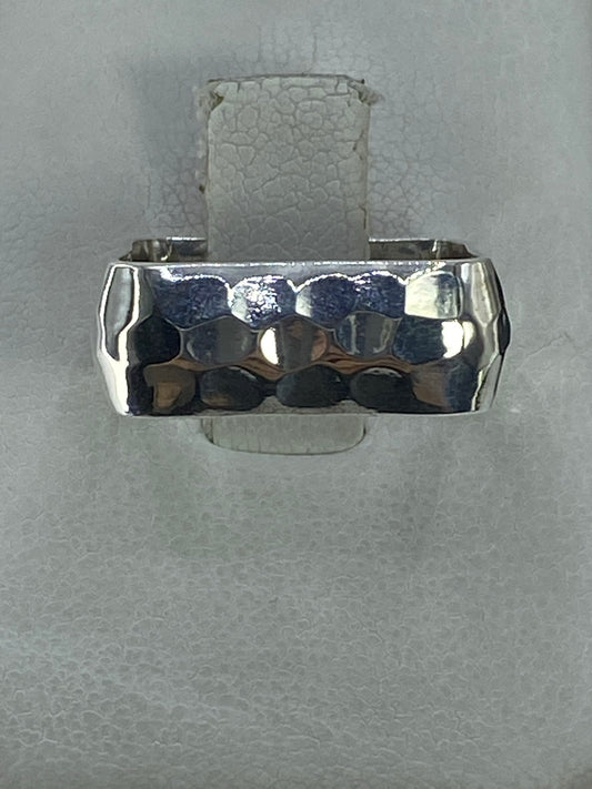 Anillo de plata 925 minimalista pulido en la mano de una persona