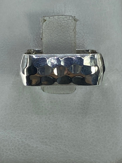 Anillo de plata 925 con textura rectangulares en el dedo