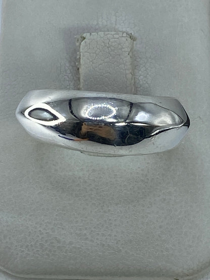 Anillo de plata pulida 925 sobre fondo blanco, vista superior