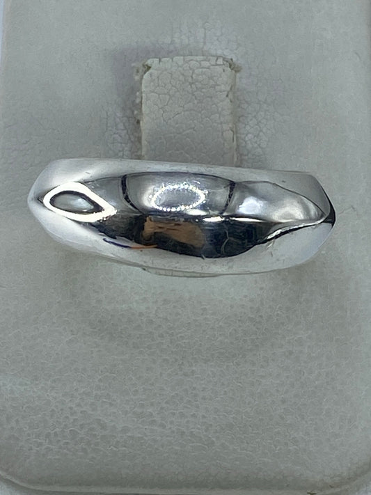 Anillo de plata pulida 925 sobre fondo blanco, vista superior