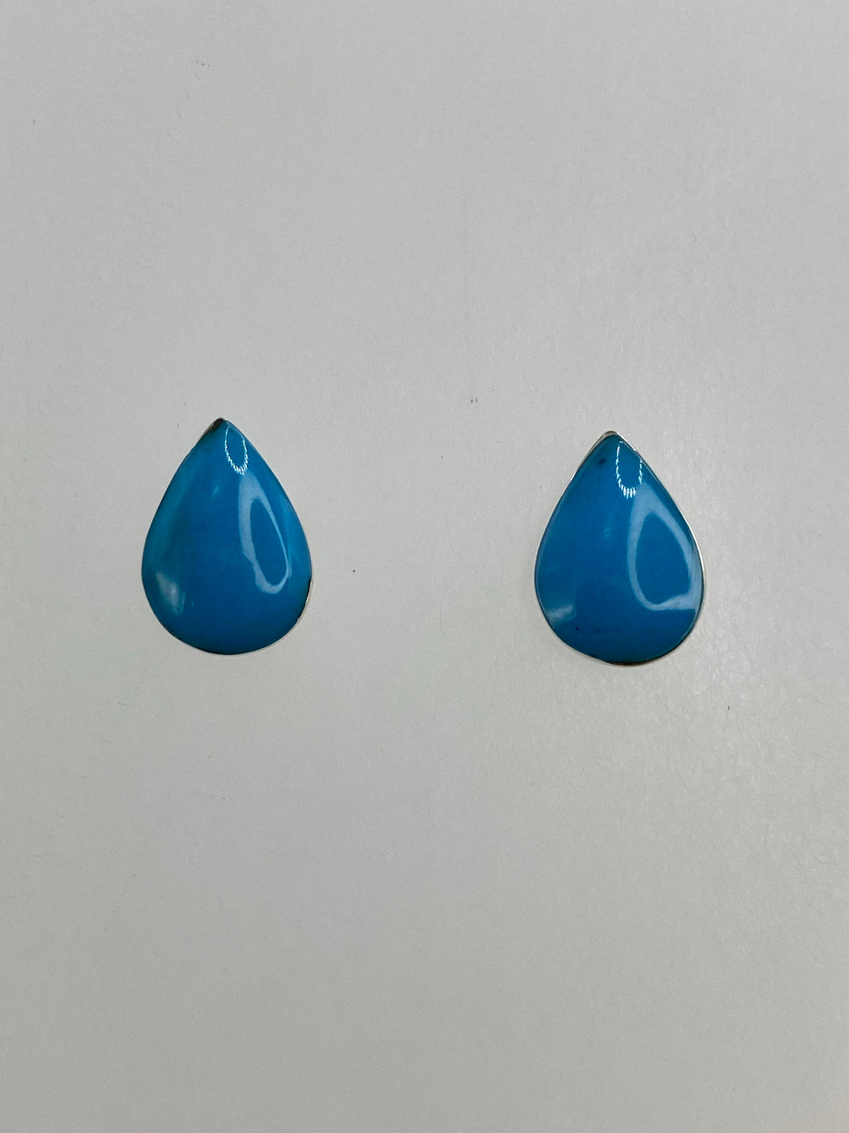 Par de aretes de plata 950 con gota de coral azul cielo, lado frontal