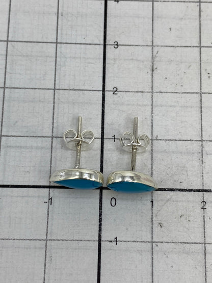 Aretes en la balanza mostrando peso total de 1.28 g con sello de Quinto 950 visible