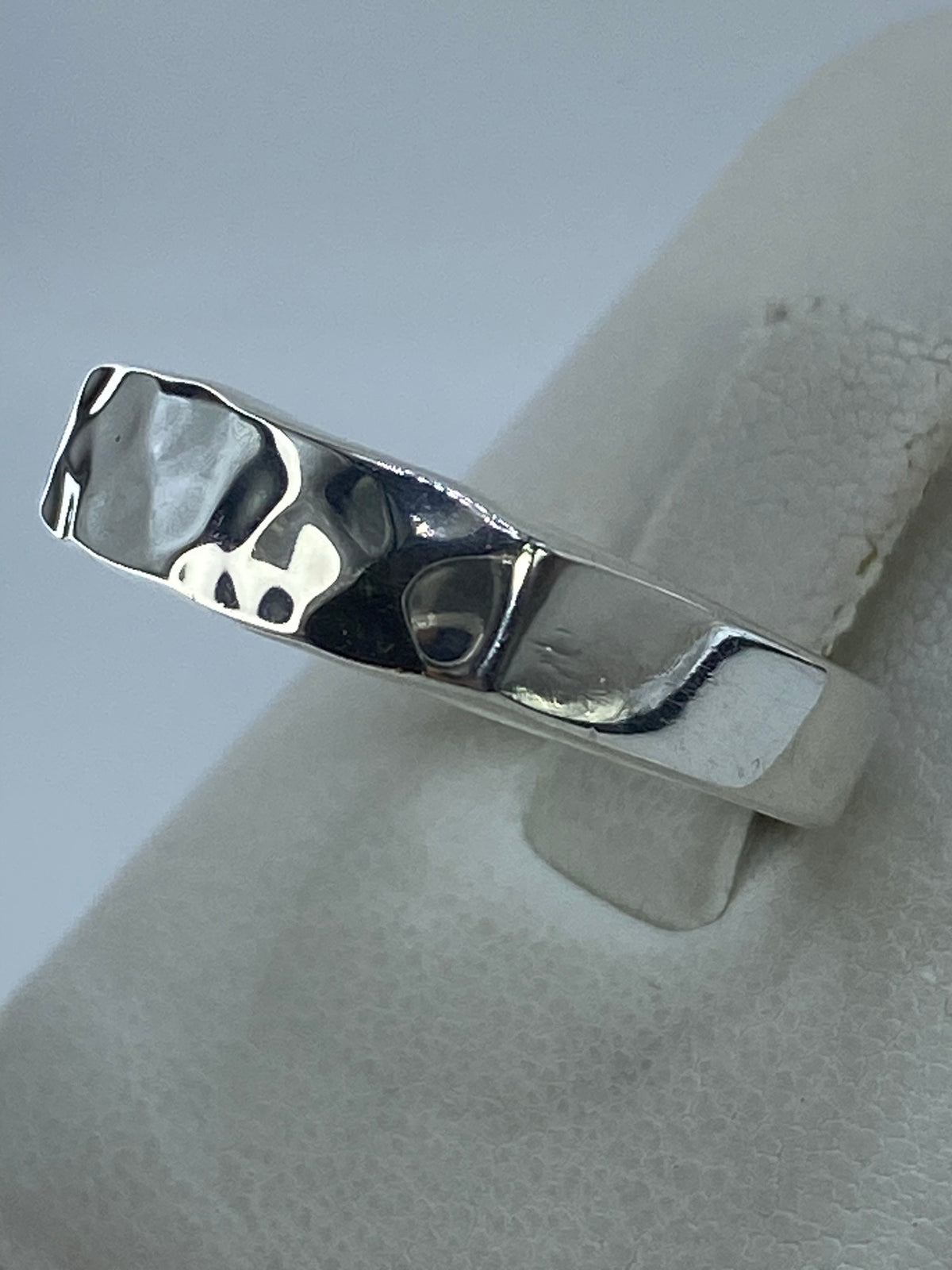 Vista frontal del anillo de plata con acabado pulido brillante