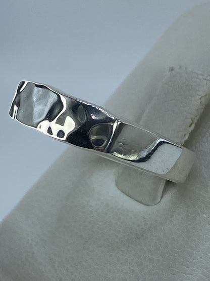 Vista frontal del anillo de plata con acabado pulido brillante