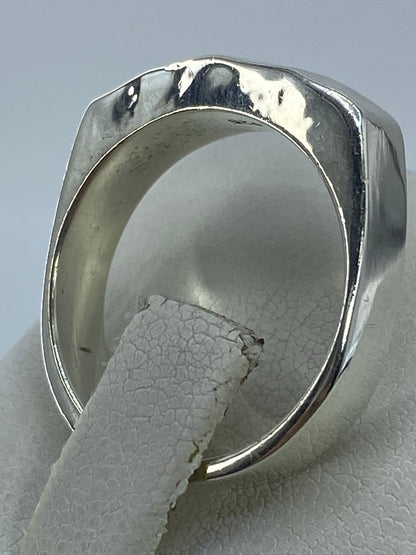 Detalle del interior del anillo mostrando el Quinto 925