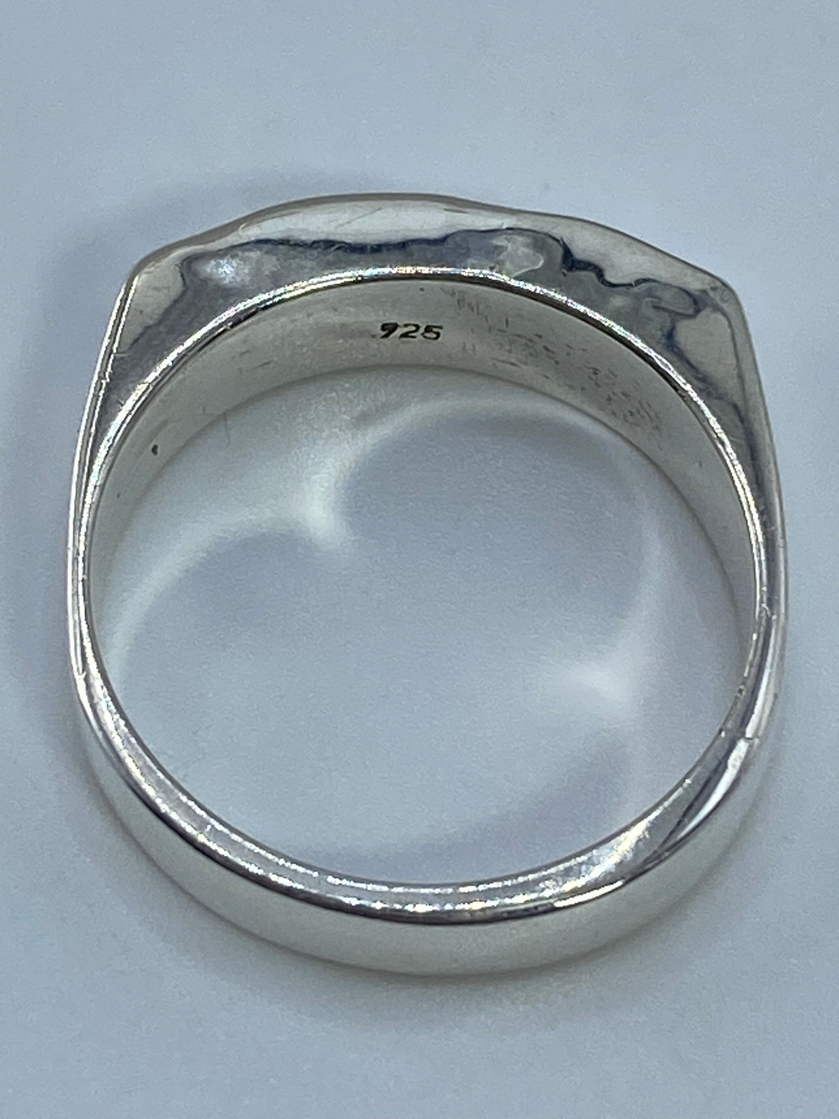 Anillo de plata minimalista sobre fondo blanco
