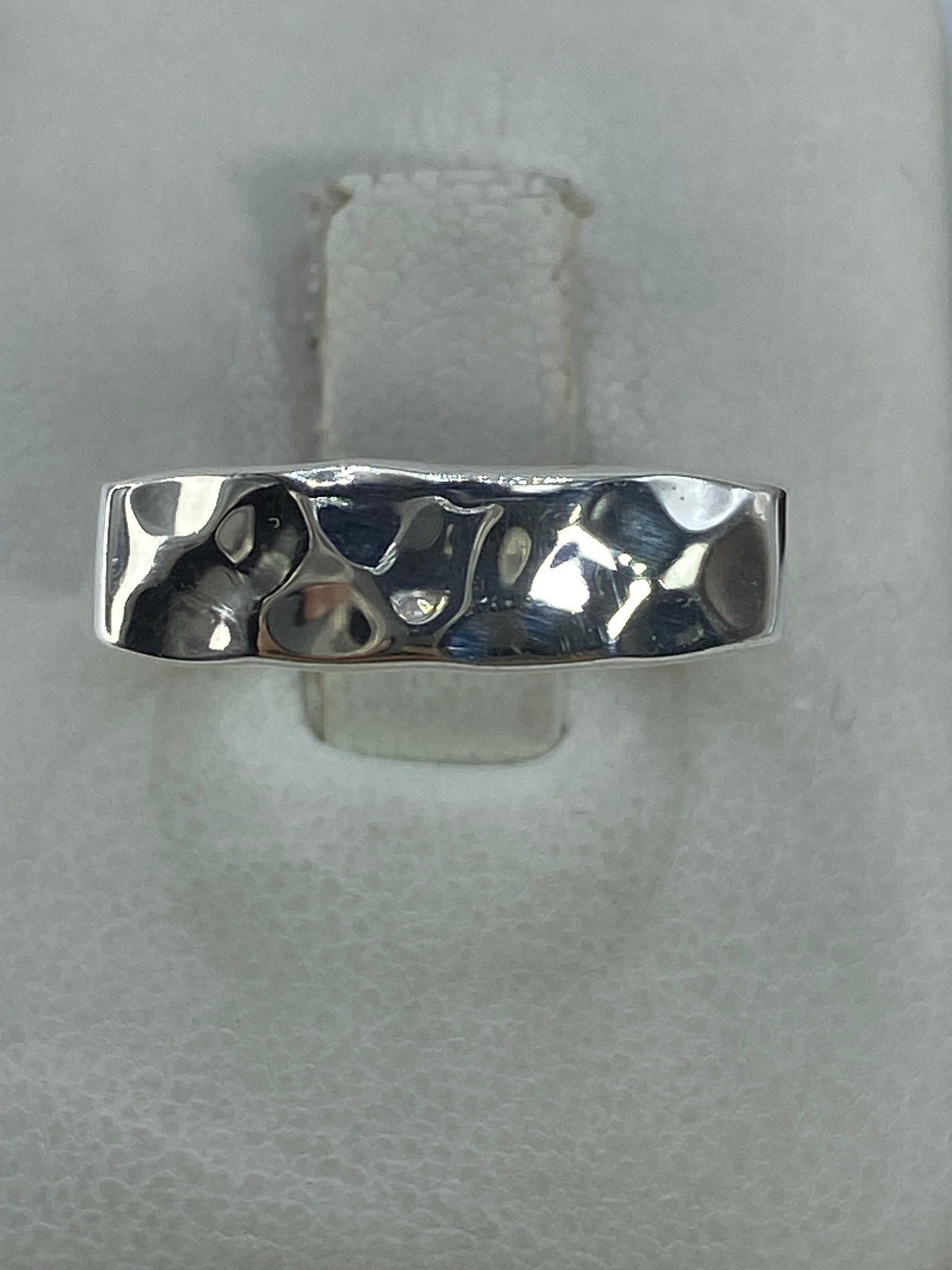 Anillo de plata 925 pulido, minimalista, sin piedras, visto desde arriba