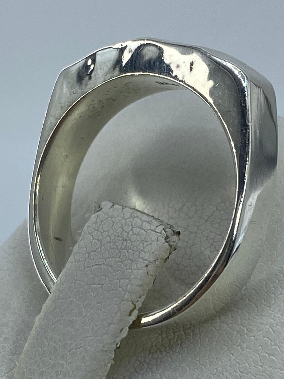 Vista lateral del anillo de plata pura en talla 8