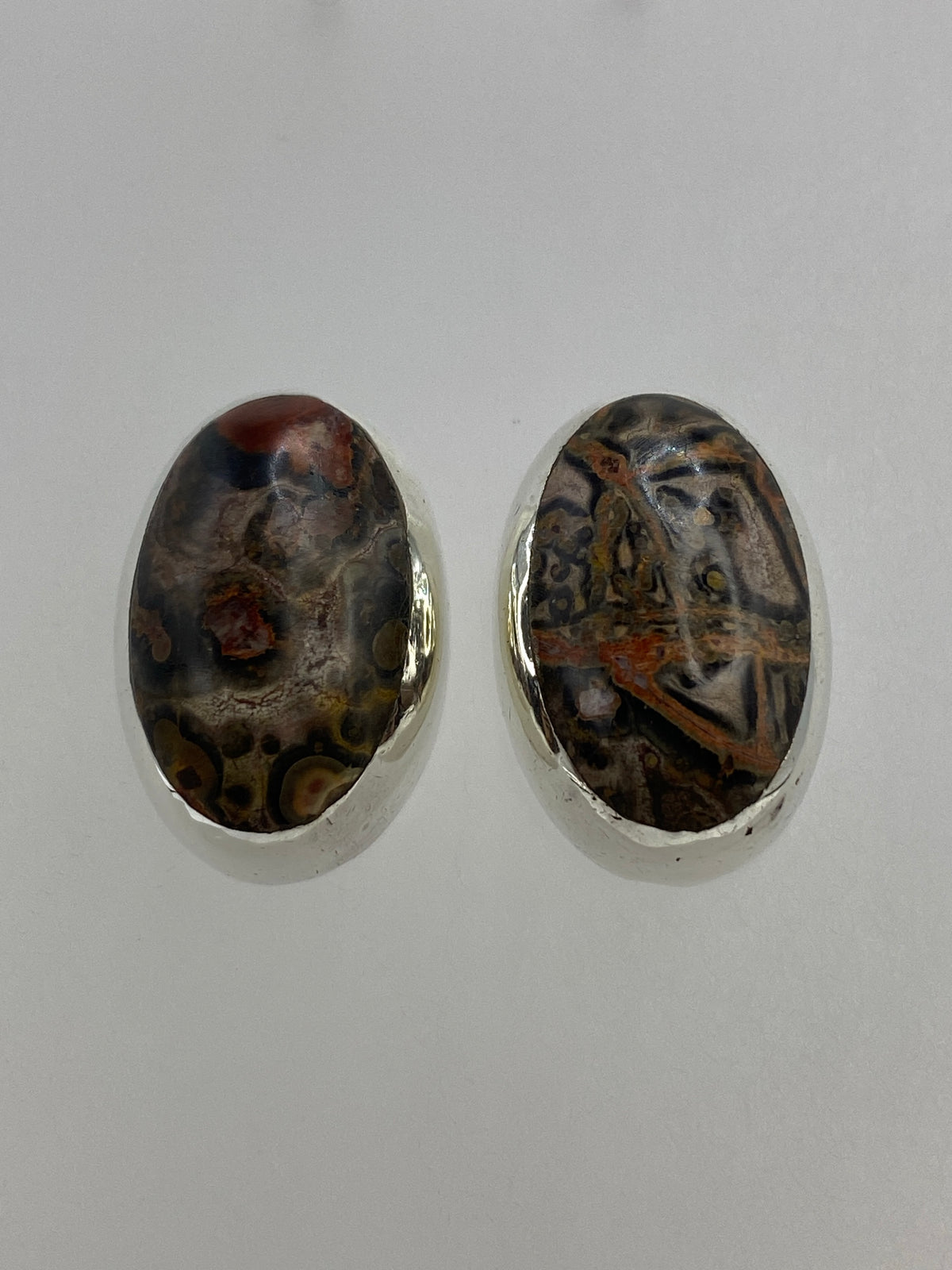 Aretes de plata 925 con piedra ágata café, par completo visto de frente