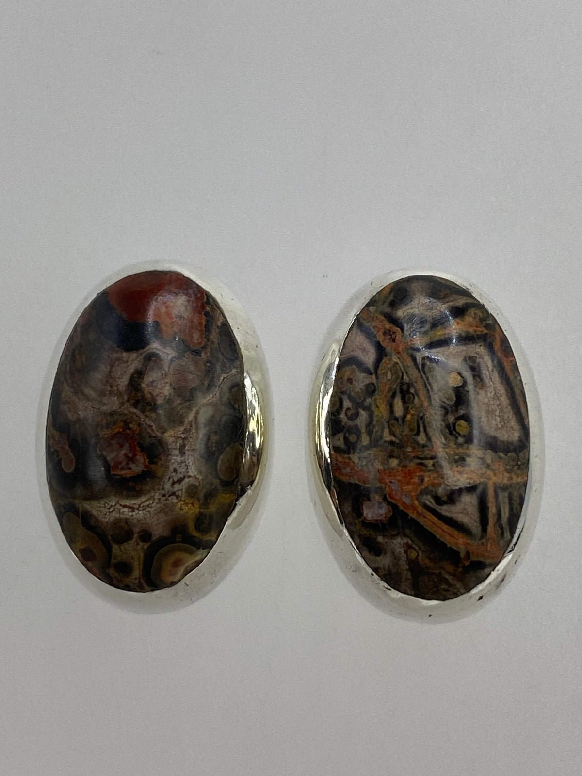 Aretes sobre regla mostrando medidas exactas de 2.4 cm de largo