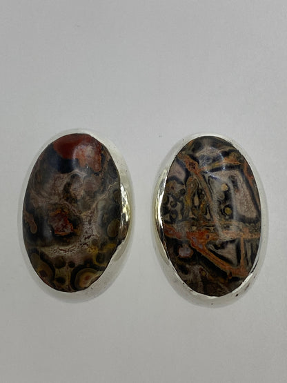Aretes sobre regla mostrando medidas exactas de 2.4 cm de largo