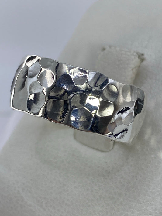 Anillo unisex de plata 925 visto desde el lateral, diseño macizo sin piedra